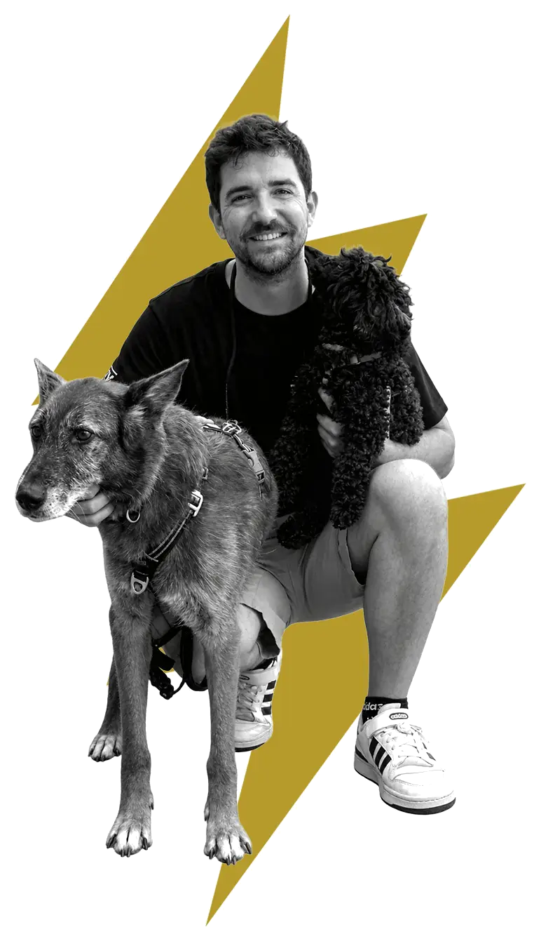 Albert Ayala con un perro